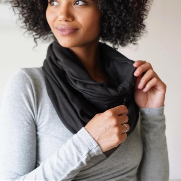 Beyond Yoga Accessories - Beyond Yoga Hidden Pocket Infinity Scarf in black